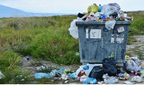 Foto: Poluição por descarte incorreto de resíduos