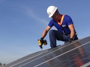 Empresa instala painéis solares e tem redução de 95% na conta de energia