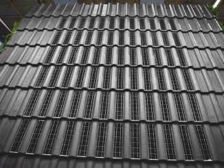 Com foco em inovação e sustentabilidade, a empresa desenvolveu a primeira geração de telhas fotovoltaicas do país aprovada pelo INMETRO, com células de captação de energia do sol aplicadas diretamente no formato ondulado da telha de concreto (Tégula Solar) e de fibrocimento (Eternit Solar).