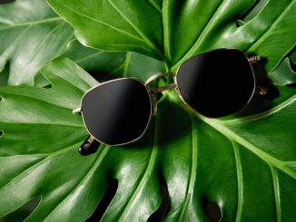 A coleção SOS Mata Atlântica é composta por 16 peças, entre óculos de sol, armações de grau e multi – que vêm com uma lente escura que pode ser acoplada aos óculos de grau, trazendo praticidade – e 6 tipos de relógios, além de cases exclusivos produzidos com material 100% reciclável.