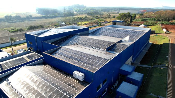 Placas solares sobre a fábrica de inoculantes da Agrocete