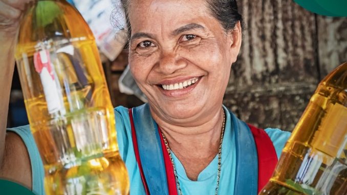 “Seu óleo de cozinha usado pode transformar vidas” é uma campanha realizada por parceria entre a OXMA e o G10 Favelas