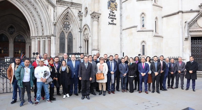 Clientes e advogados na audiência que ocorreu em Londres, em abril de 2022.