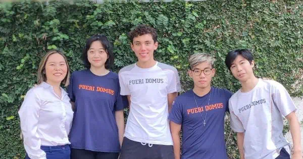 A premiação da Maratona anunciou como vencedor o grupo formado pelos alunos Eric, Eduardo, Jiahai e Thaís, do Ensino Médio do Pueri Domus na Aclimação