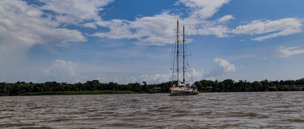 Veleiro Tara em expedição no rio Amazonas (Crédito: Julie Nedelec para Tara Foundation)