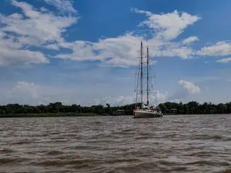 Veleiro Tara em expedição no rio Amazonas (Crédito: Julie Nedelec para Tara Foundation)