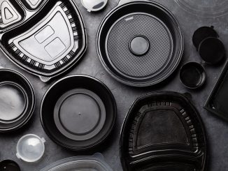 Imagem: Vários recipientes de plásticos pretos e limpos para embalar e entregar alimentos. FDA | Plásticos de Embalagens de Alimentos