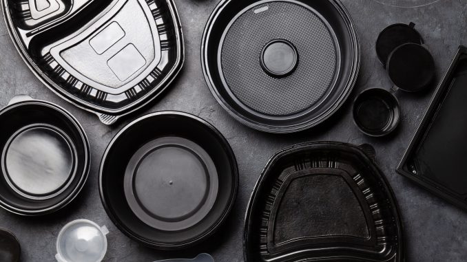 Imagem: Vários recipientes de plásticos pretos e limpos para embalar e entregar alimentos. FDA | Plásticos de Embalagens de Alimentos
