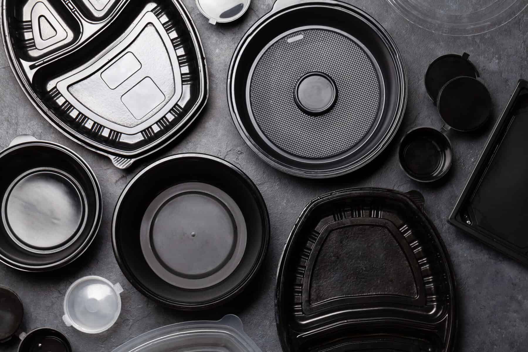 Imagem: Vários recipientes de plásticos pretos e limpos para embalar e entregar alimentos. FDA | Plásticos de Embalagens de Alimentos
