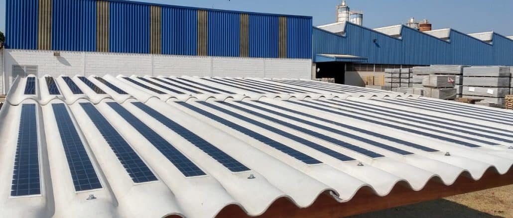 Com foco em inovação e sustentabilidade, a empresa desenvolveu a primeira geração de telhas fotovoltaicas do país aprovada pelo INMETRO, com células de captação de energia do sol aplicadas diretamente no formato ondulado da telha de concreto (Tégula Solar) e de fibrocimento (Eternit Solar).