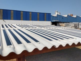 Com foco em inovação e sustentabilidade, a empresa desenvolveu a primeira geração de telhas fotovoltaicas do país aprovada pelo INMETRO, com células de captação de energia do sol aplicadas diretamente no formato ondulado da telha de concreto (Tégula Solar) e de fibrocimento (Eternit Solar).