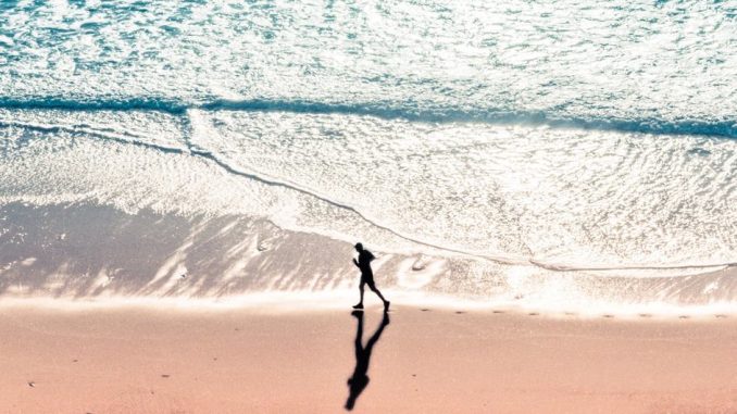 Foto: © Unsplash/Tamas Tuzes-Katai Praia na cidade de Nazaré, em Portugal.