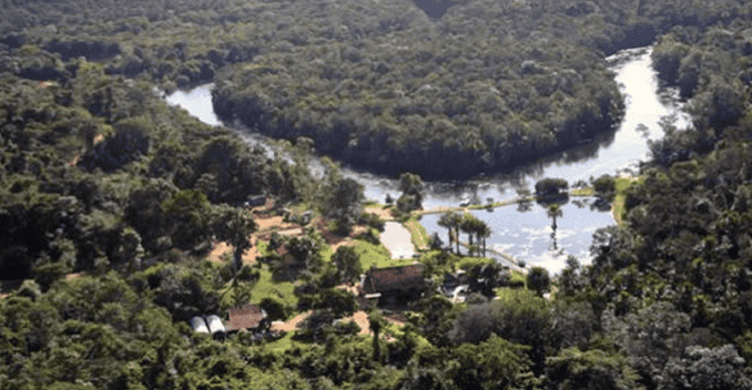 A pousada está situada no extremo sul da floresta amazônica, em área de transição com o Cerrado, onde a fauna e a flora amazônica estão largamente representadas. Desde o ano de 2006, o Jardim da Amazônia recebe pesquisadores, fotógrafos de natureza e a atividade de birdwatching (observação de pássaros) fazendo parte da rota mundial destes observadores.