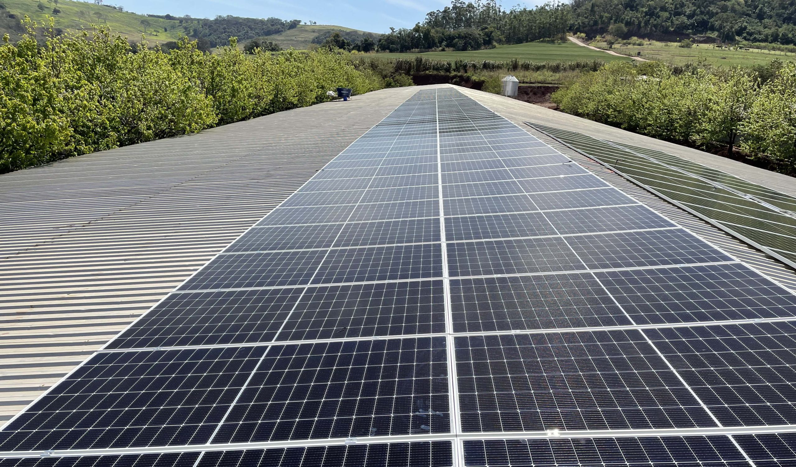 A Solar Serra trabalha exclusivamente com produtos WEG, uma multinacional brasileira com sede na cidade de Jaraguá do Sul – SC que está no mercado há 60 anos. Além de ser uma das maiores produtoras de motores elétricos do mundo a WEG também atua em outros setores, sendo um deles a Energia Solar.