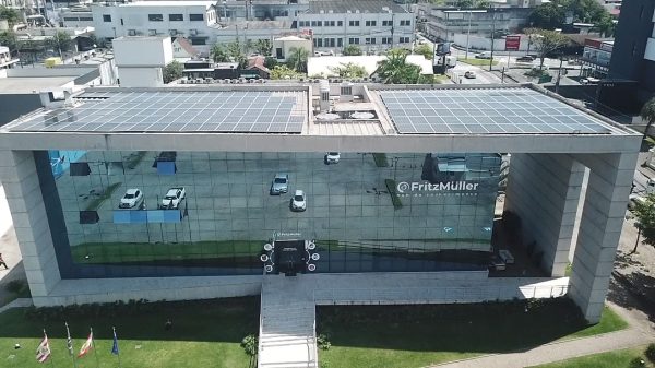 Foto: Foram instalados 171 painéis solares na sede da instituição, que devem gerar cerca de 9.920 kWh de energia por mês.