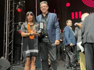 Foto: Sonia Ara Mirim recebe a Medalha Tarsila do Amaral do Secretário de Cultura e Economia Criativa do Estado de São Paulo -Museu das Culturas Indígenas (MCI)