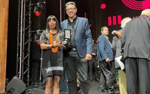 Foto: Sonia Ara Mirim recebe a Medalha Tarsila do Amaral do Secretário de Cultura e Economia Criativa do Estado de São Paulo -Museu das Culturas Indígenas (MCI)