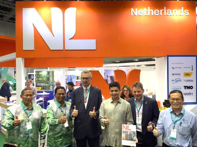 Foto: Diretor do Hotspot Circular da Holanda, Freek van Eijk durante o evento IGEM 2022 na Malásia. O lançamento desta publicação é o resultado da colaboração entre HCH, o Ministério das Infra-estruturas e Gestão da Água, Rijkswaterstaat, a Agência Empresarial Holandesa (RVO) e Milgro (Controle de Resíduos e Recuperação de Matérias-Primas).