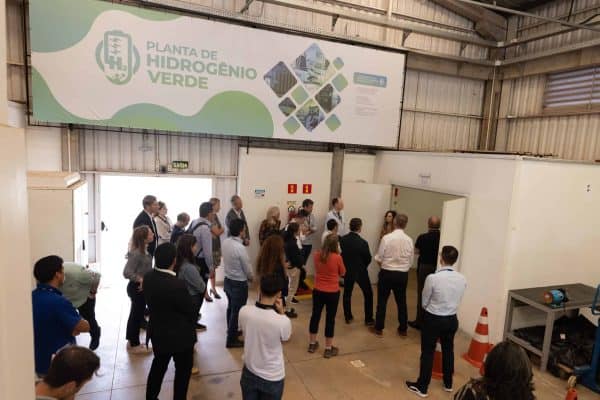 Foto: Comitiva formada por membros da International Hydropower Association (IHA) visitou o Parque Tecnológico Itaipu – Brasil (PTI-BR) para conhecer as ações e projetos da instituição na temática de energias renovável.