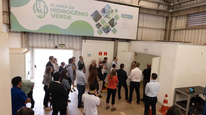 Foto: Comitiva formada por membros da International Hydropower Association (IHA) visitou o Parque Tecnológico Itaipu – Brasil (PTI-BR) para conhecer as ações e projetos da instituição na temática de energias renovável.