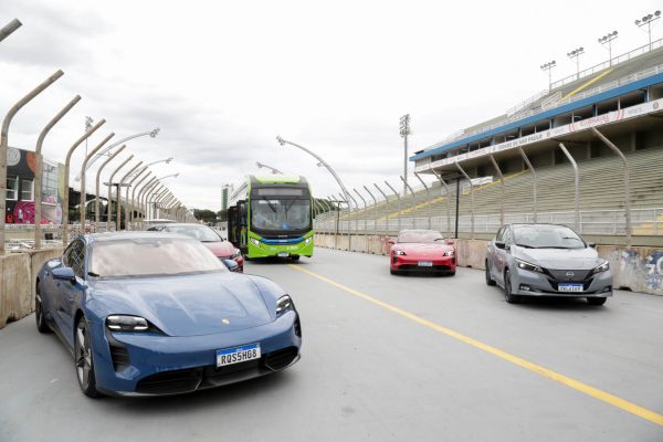 Foto: Jose Cordeiro/SPTuris | Carros e ônibus elétricos apresentados com as adequações na pista do Sambódromo do Anhembi para a Fórmula E