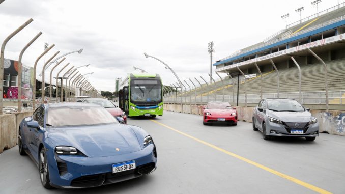 Carros e ônibus elétricos apresentados com as adequações na pista do Sambódromo do Anhembi para a Fórmula E. Foto: Jose Cordeiro/ SPTuris.