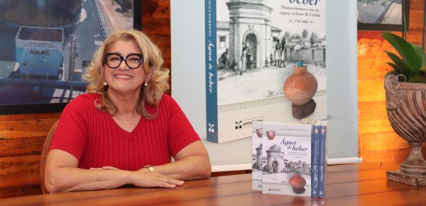 Foto: Jornalista e Historiadora Neila Barreto no lançamento do seu livro