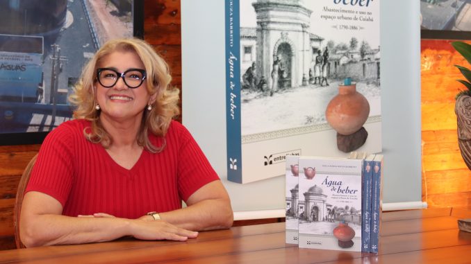 Foto: Jornalista e Historiadora Neila Barreto no lançamento do seu livro