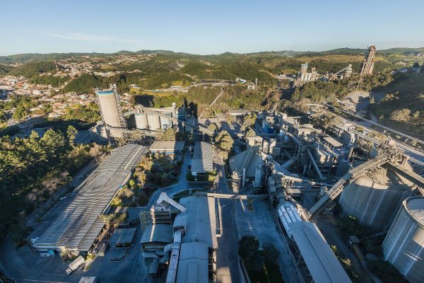 Foto: Fábrica da Votorantim Cimentos em Rio Branco do Sul, Paraná. A maior fábrica de cimento da América Latina.