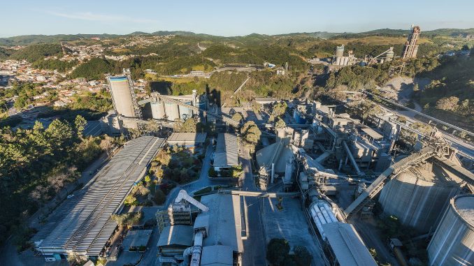 Foto: Fábrica da Votorantim Cimentos em Rio Branco do Sul, Paraná. A maior fábrica de cimento da América Latina.