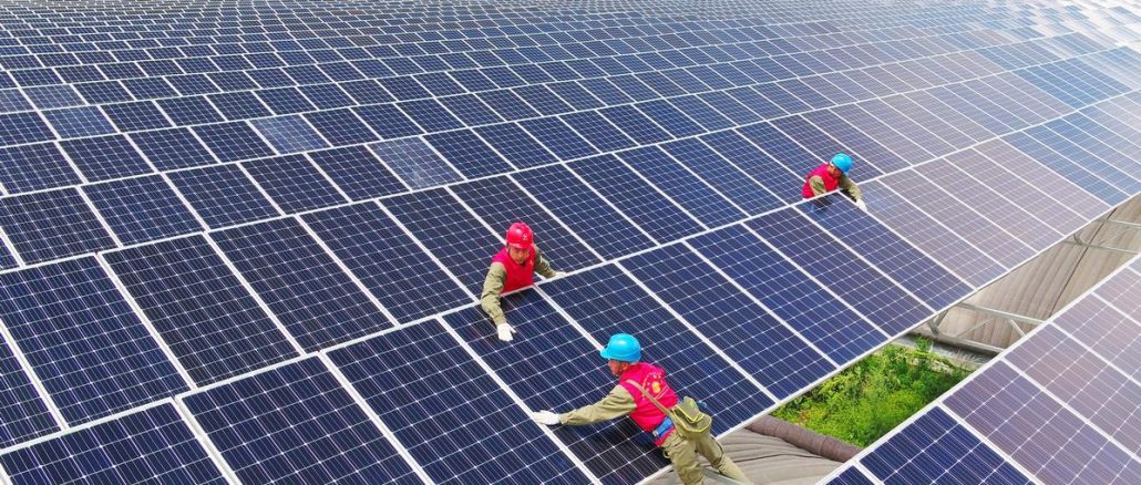 Ao analisar a capacidade instalada acumulada da tecnologia solar entre 2021 e 2022, o Brasil subiu cinco posições no ranking mundial da fonte fotovoltaica no período, saindo da 13ª colocação em 2021 para a oitava em 2022.