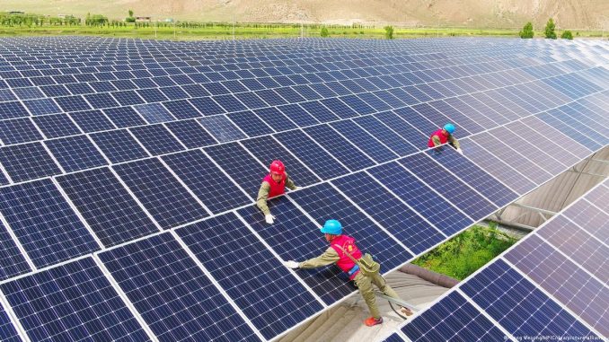 Ao analisar a capacidade instalada acumulada da tecnologia solar entre 2021 e 2022, o Brasil subiu cinco posições no ranking mundial da fonte fotovoltaica no período, saindo da 13ª colocação em 2021 para a oitava em 2022.