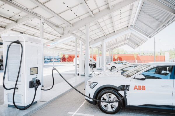 Foto: Divulgação | Carregadores de veículos elétricos ABB