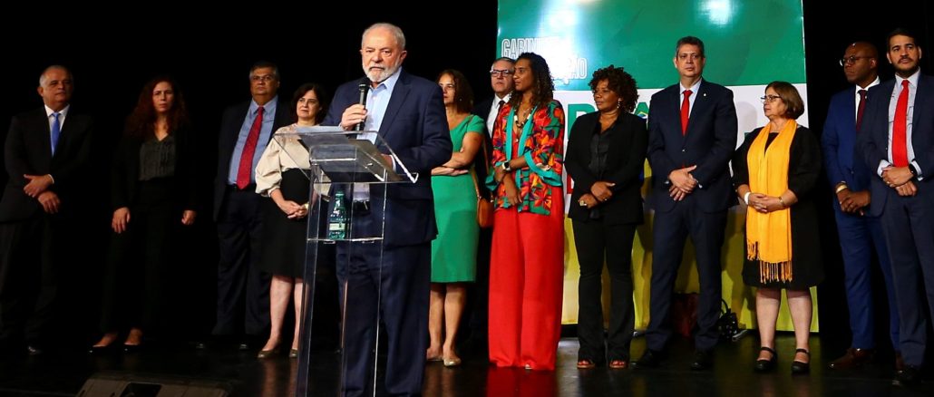 O presidente eleito, Luiz Inácio Lula da Silva, anuncia novos ministros que comporão o governo (Foto: Marcelo Camargo/Agência Brasil)