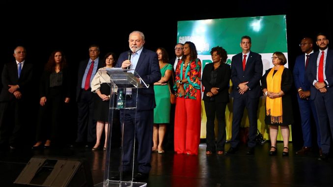 O presidente eleito, Luiz Inácio Lula da Silva, anuncia novos ministros que comporão o governo (Foto: Marcelo Camargo/Agência Brasil)