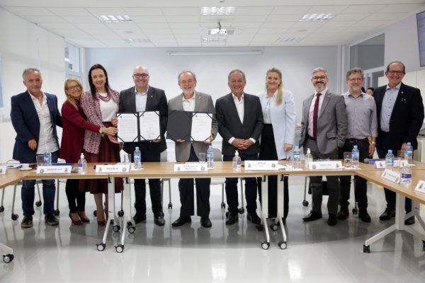 Foto: Divulgação | PUC-Campinas e Prefeitura de Campinas assinaram na manhã de 25 de abril um Acordo de Cooperação Técnica para formalizar o desenvolvimento de projetos voltados para o restauro e recuperação de prédios e áreas públicas na região central e da estação ferroviária de Campinas.