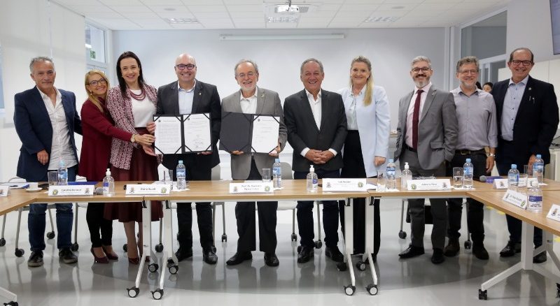 Foto: Divulgação | PUC-Campinas e Prefeitura de Campinas assinaram na manhã de 25 de abril um Acordo de Cooperação Técnica para formalizar o desenvolvimento de projetos voltados para o restauro e recuperação de prédios e áreas públicas na região central e da estação ferroviária de Campinas.