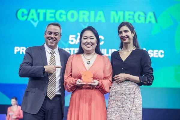 Foto: Representante da 5àsec recebe o troféu da categoria Mega do Prêmio ABF Destaque Franchising Sustentabilidade