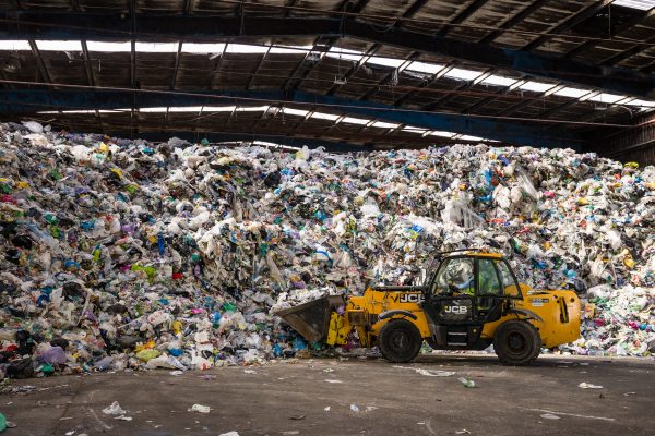 Foto: Divulgação | Material reciclável de entrada na Amarsul, Portugal