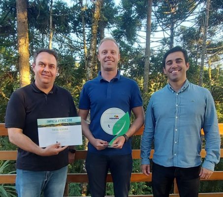 Eduardo Bathke, diretor geral da Tintas Vergini entre Marcos Luciano Ramos e Mauricio David de Freitas, diretores da Performa.