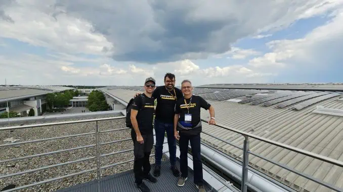 Caio Lucena (Gerente de Projetos), Diego Souza (Gerente de Engenharia) e Alberto Nairo A. Frota Jr (Gerente Geral) visitando a primeira usina solar de telhado de 1MW do mundo (Messe München, Munique, Alemanha).
