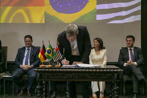 Pablo Fava, CEO Brasil da Siemens, assina o Acordo Ambiental São Paulo, no Palácio dos Bandeirantes, sede do governo do Estado. Foto: Divulgação