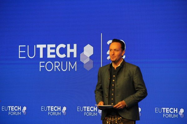 Florian Frhr. von Tucher destacou que o evento é uma iniciativa anual organizada pela EU Tech Chamber, uma organização que apoia empresas de tecnologia na Europa e em todo o mundo.