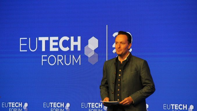 Florian Frhr. von Tucher destacou que o evento é uma iniciativa anual organizada pela EU Tech Chamber, uma organização que apoia empresas de tecnologia na Europa e em todo o mundo.