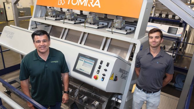 Foto: Joe Castro, presidente da Greenpath Enterprises e Eric Olsson, Gerente de Plásticos da TOMRA Recycling Sorting. instalação da Greenpath em Colton, Califórnia, EUA.