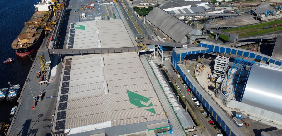 Klabin inaugura primeira operação de energia solar construída dentro de um terminal portuário no Brasil.
