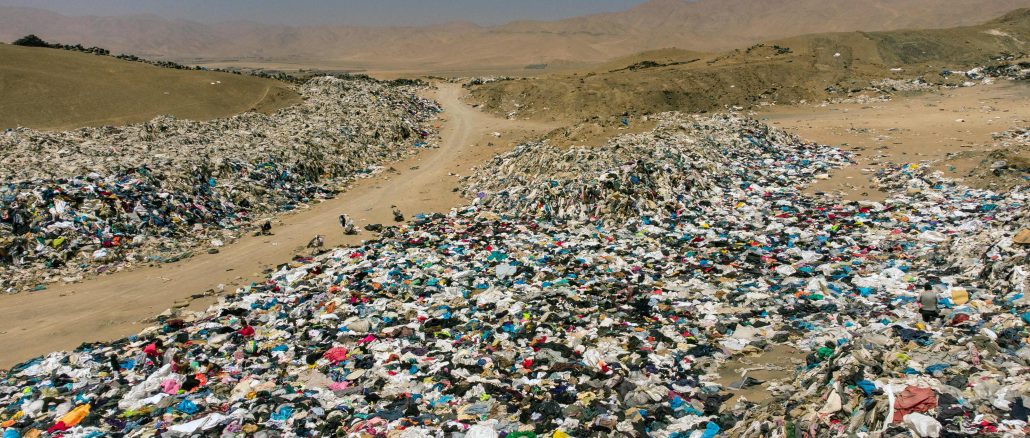 Deserto do Atacama, no Chile, transformou-se em um lixão clandestino de roupas utilizadas por consumidores nos Estados Unidos, Europa e Ásia (Imagem: Martin Bernetti / AFP - 24.9.2021)