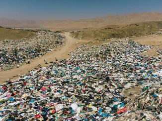 Deserto do Atacama, no Chile, transformou-se em um lixão clandestino de roupas utilizadas por consumidores nos Estados Unidos, Europa e Ásia (Imagem: Martin Bernetti / AFP - 24.9.2021)