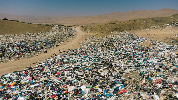 Deserto do Atacama, no Chile, transformou-se em um lixão clandestino de roupas utilizadas por consumidores nos Estados Unidos, Europa e Ásia (Imagem: Martin Bernetti / AFP - 24.9.2021)