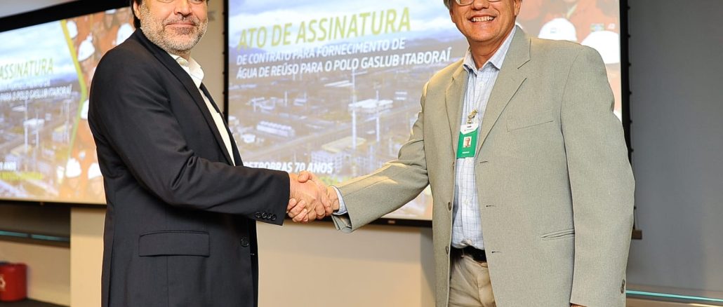 Diretor de Novos Negócios da Aegea, Rafael Negrão Rossi, e o Gerente Executivo de Tecnologia de Refino e Gestão de Ativos da Petrobras, Rodrigo Abramof durante ato de assinatura no Rio de Janeiro